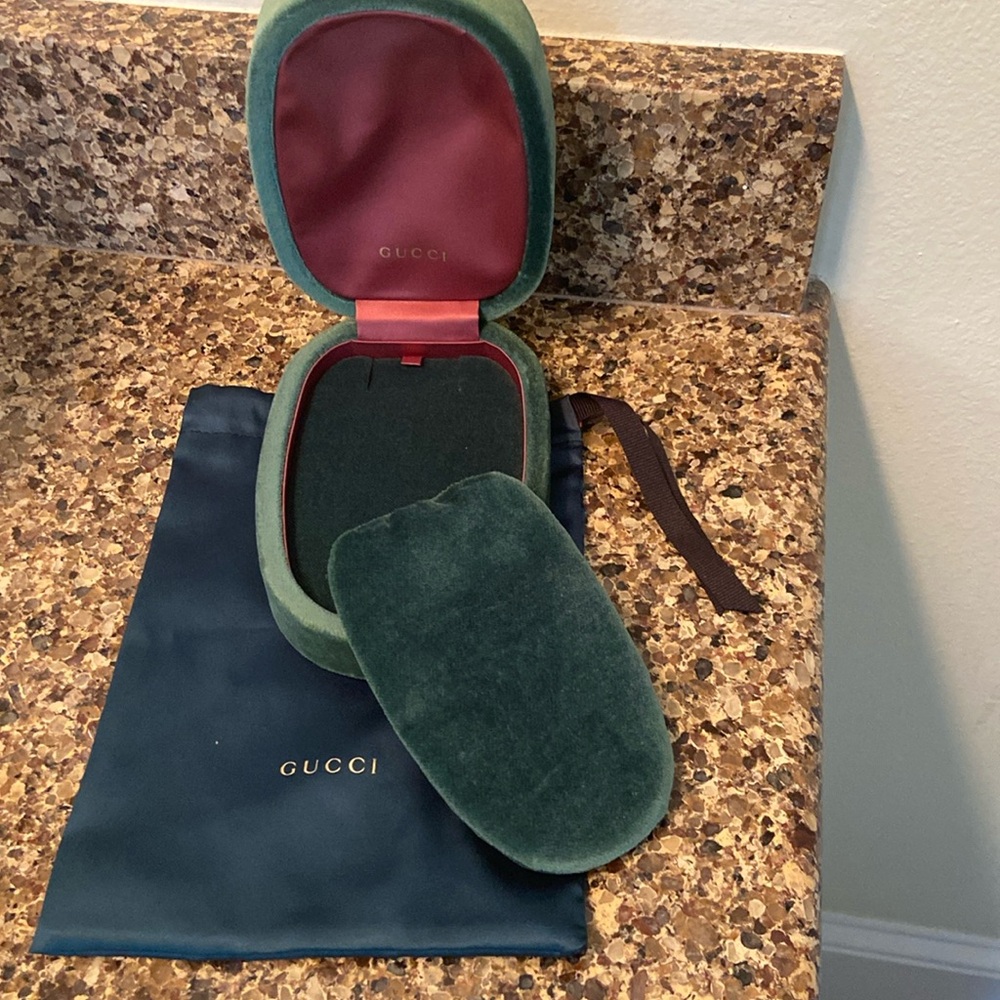 Gucci necklace, jewelry, emerald, velvet green necklace, case box. Like new